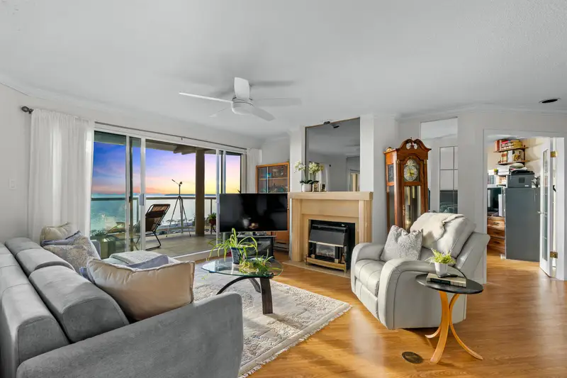 402 15025 VICTORIA AVENUE - photo 2 of 25