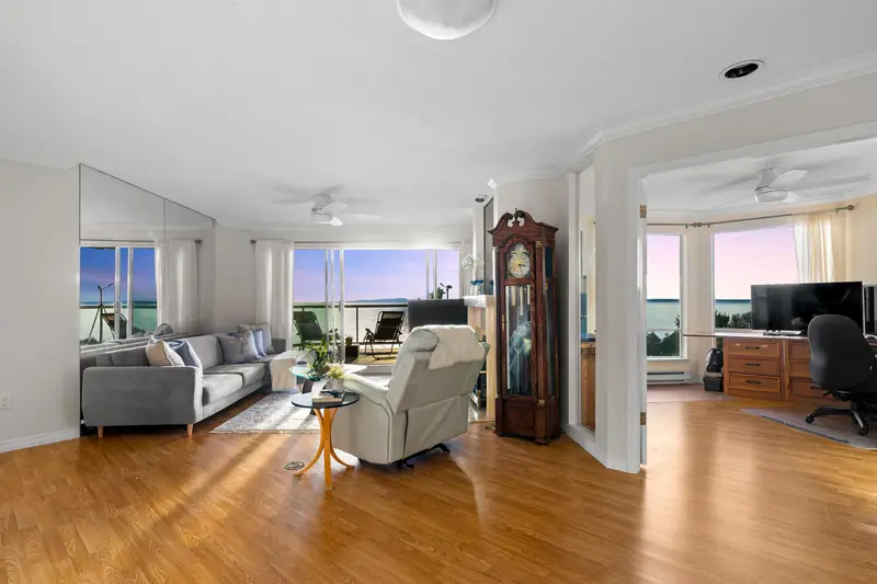 402 15025 VICTORIA AVENUE - photo 4 of 25