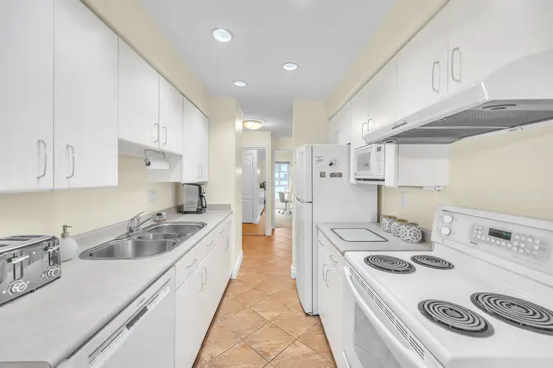 401 1718 NELSON STREET - photo 2 of 14