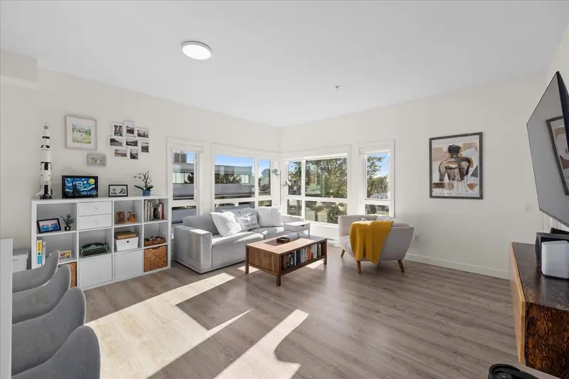 402 610 BRANTFORD STREET - photo 1 of 25