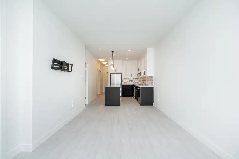 319 18811 72 AVENUE - photo 1 of 32