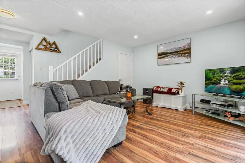 8 8555 KING GEORGE BOULEVARD - photo 3 of 32