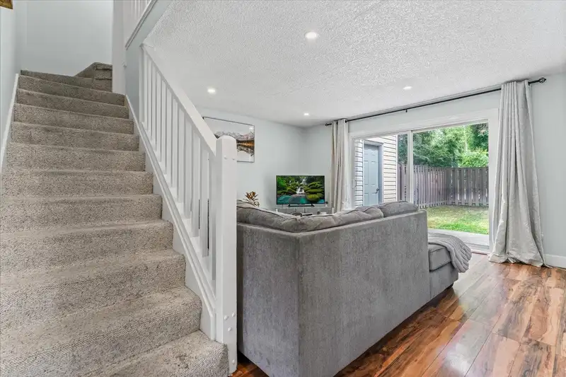 8 8555 KING GEORGE BOULEVARD - photo 4 of 32