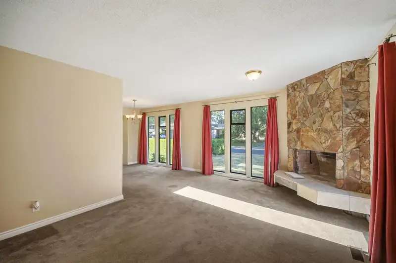 13081 61 AVENUE - photo 4 of 26