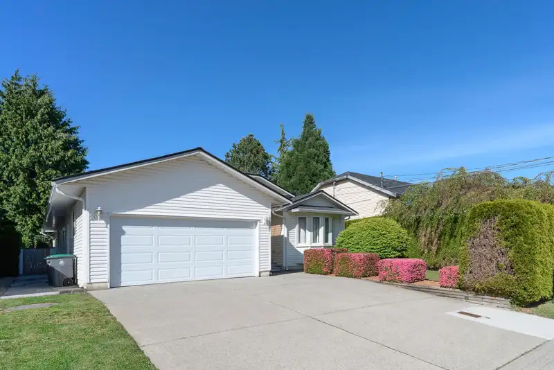 15729 20 AVENUE - photo 1 of 40