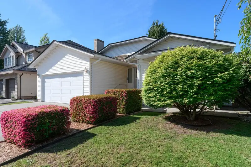 15729 20 AVENUE - photo 3 of 40