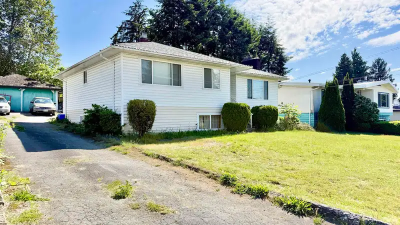 13688 113 AVENUE - photo 2 of 7