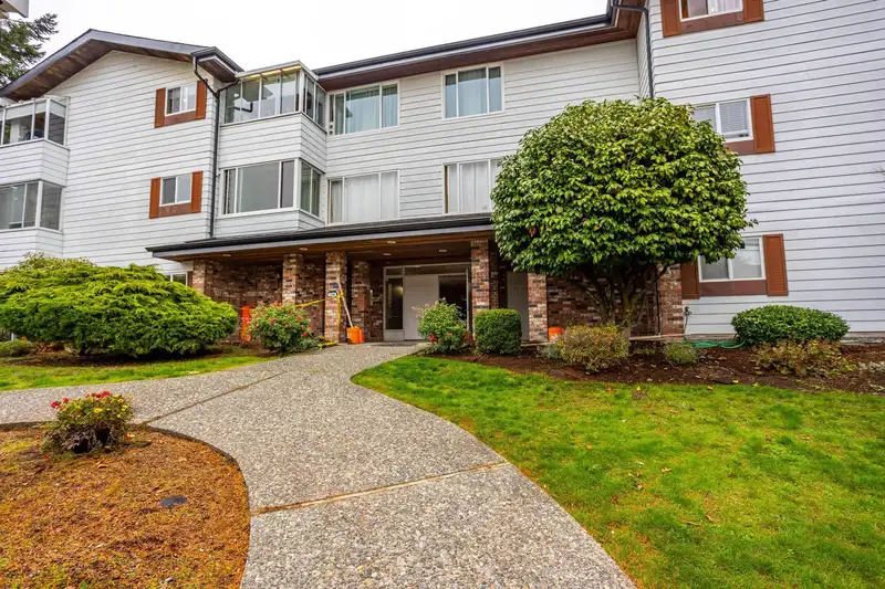 301 1390 MARTIN STREET - photo 2 of 27
