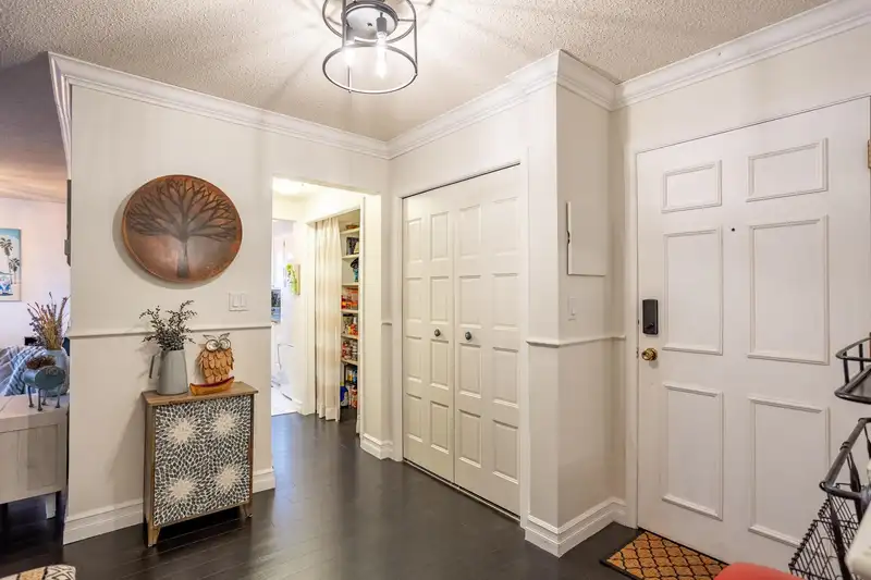 301 1390 MARTIN STREET - photo 4 of 27