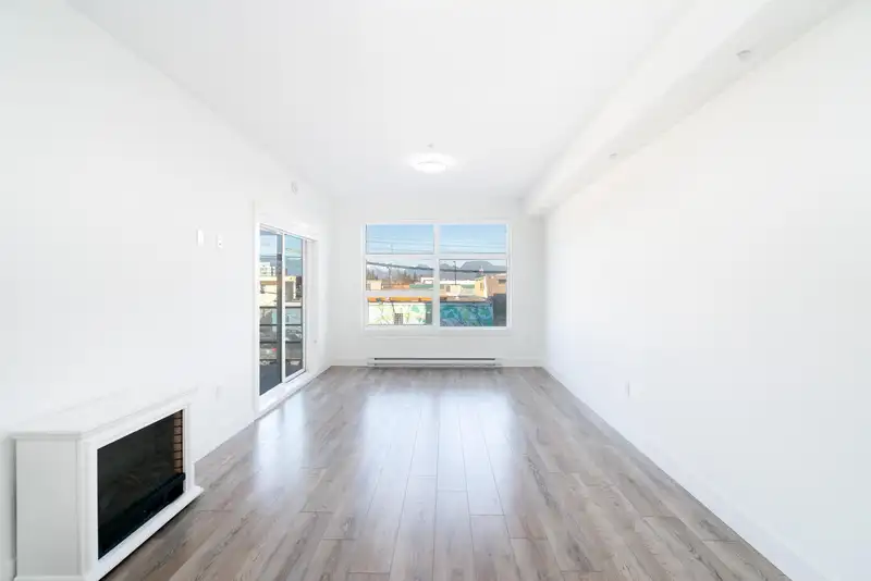 208 22577 ROYAL CRESCENT - photo 2 of 38