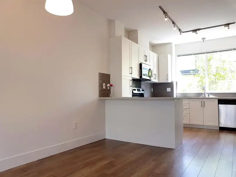 61 19477 72A AVENUE - photo 2 of 21