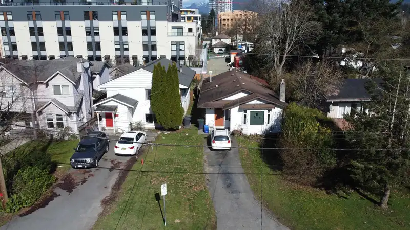 1542 BOND STREET - photo 3 of 4