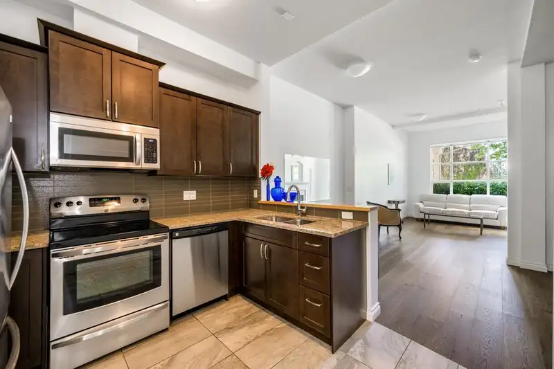 113 960 LYNN VALLEY ROAD - photo 4 of 24
