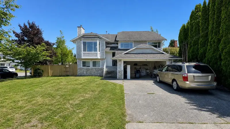 15292 94 AVENUE - photo 3 of 40