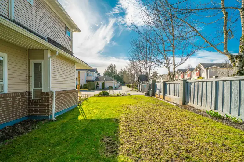 101 14154 103 AVENUE - photo 4 of 40