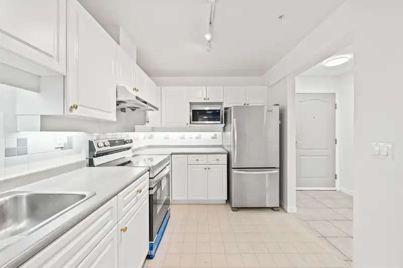 301 1669 GRANT AVENUE - photo 3 of 24