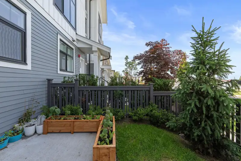 4 20164 81A AVENUE - photo 3 of 32