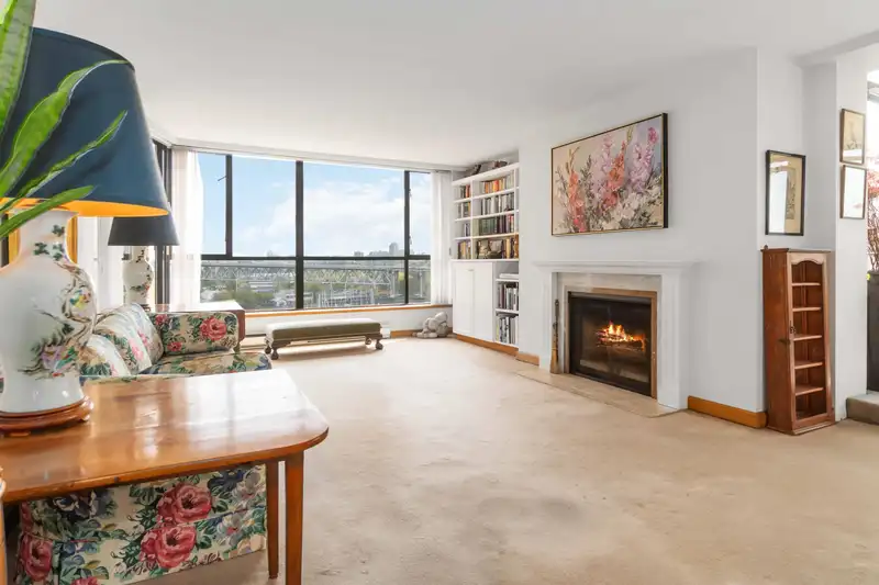 902 1450 PENNYFARTHING DRIVE - photo 4 of 38