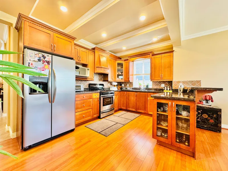 6039 46A AVENUE - photo 2 of 15