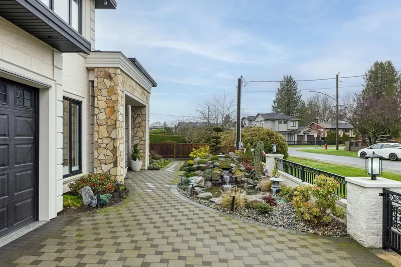 8580 CAMDEN CRESCENT - photo 2 of 25