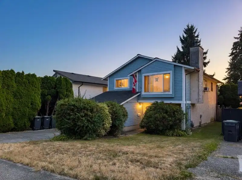2506 WILDING CRESCENT - photo 3 of 30