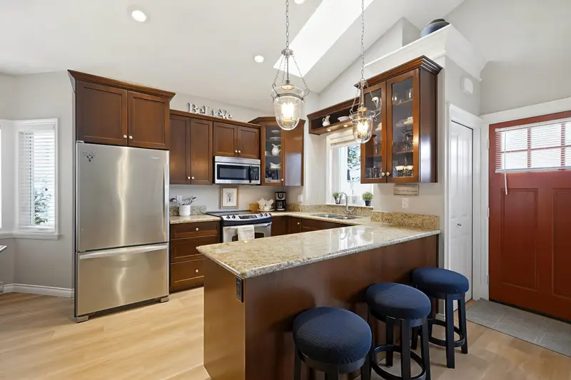 7 1640 140 STREET - photo 3 of 24