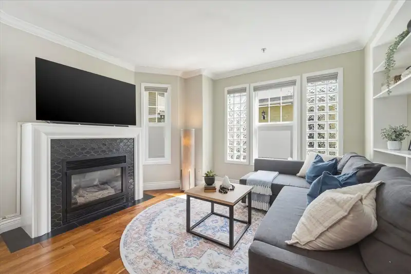 315 962 W 16TH AVENUE - photo 2 of 37