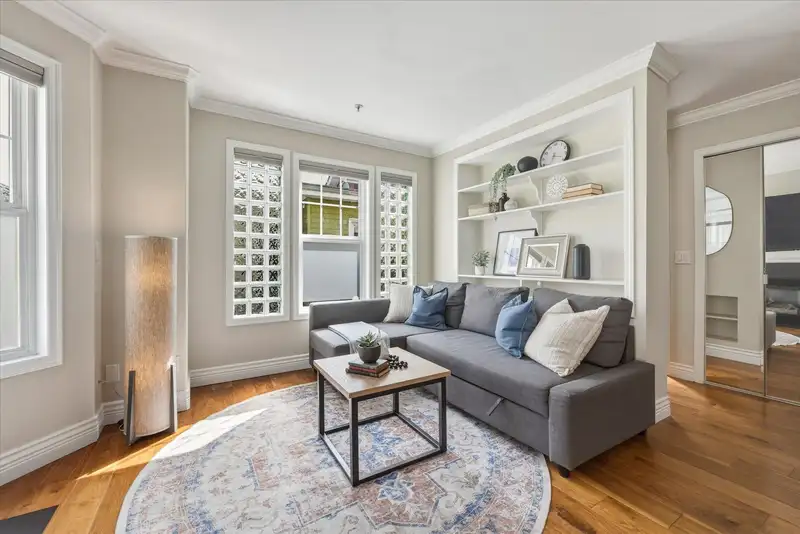 315 962 W 16TH AVENUE - photo 3 of 37