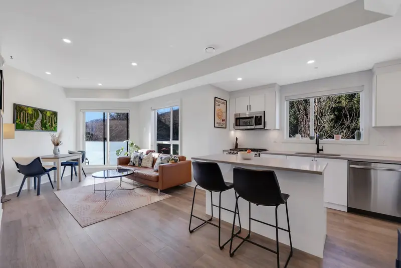 207 37808 THIRD AVENUE - photo 1 of 25