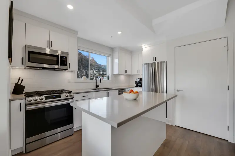 207 37808 THIRD AVENUE - photo 2 of 25