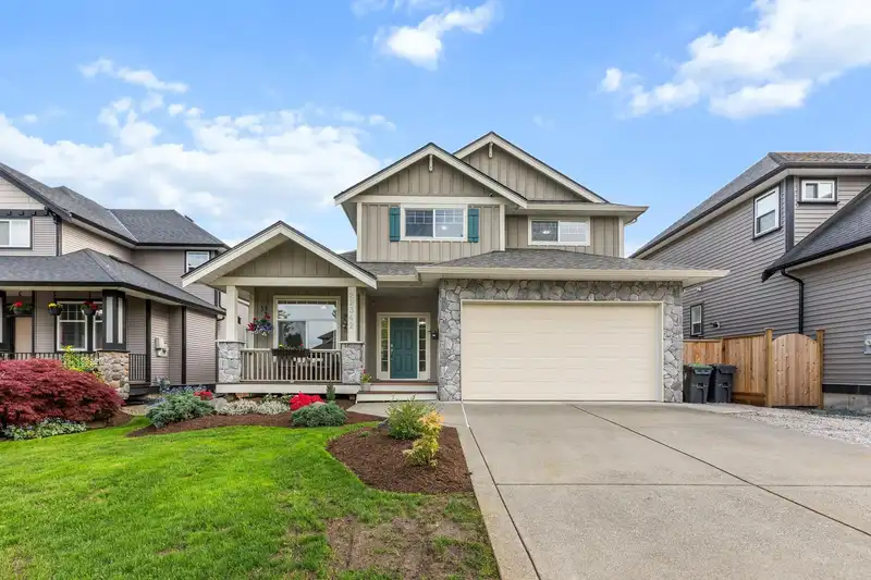 22342 50 AVENUE - photo 1 of 40