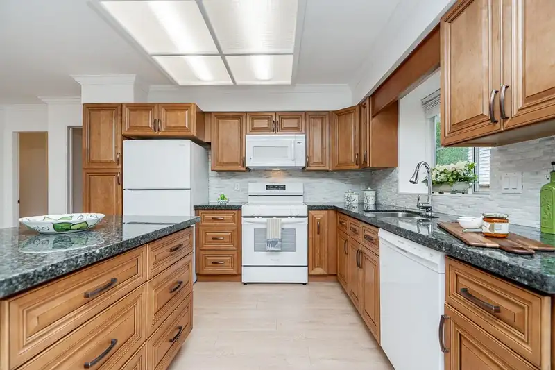 14254 20 AVENUE - photo 3 of 38