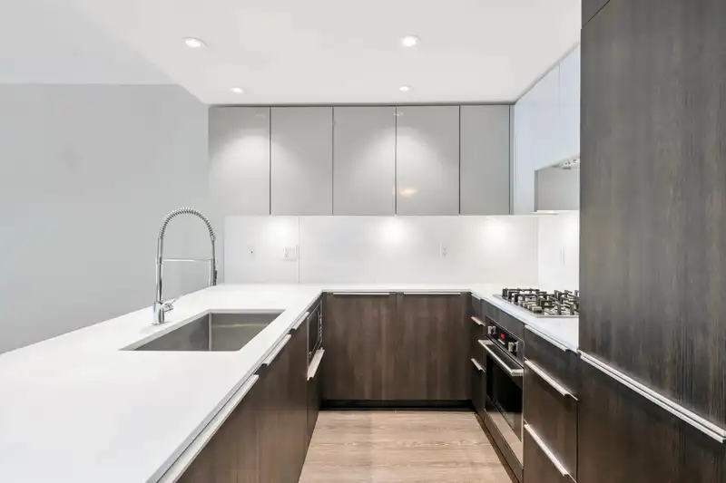 218 1588 E HASTINGS STREET - photo 3 of 36