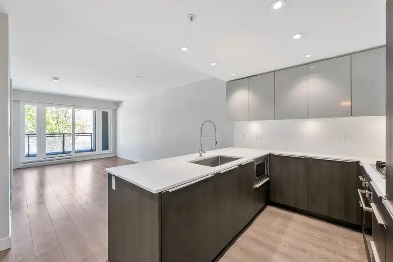 218 1588 E HASTINGS STREET - photo 4 of 36