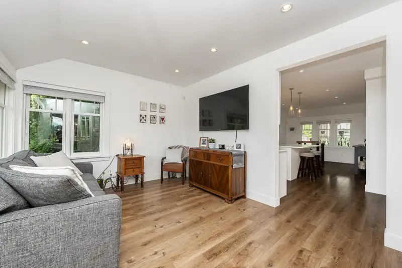 903 WALLS AVENUE - photo 4 of 40