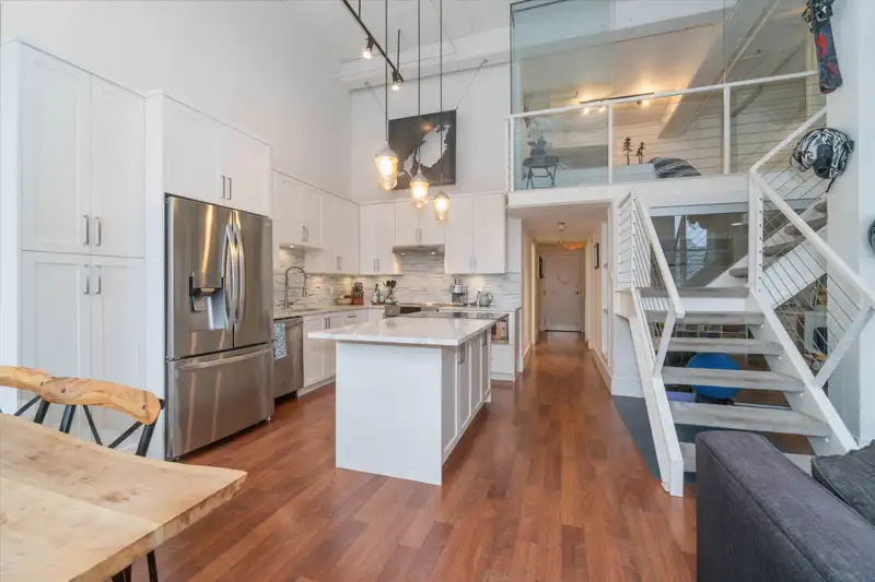 405 549 COLUMBIA STREET - photo 2 of 37