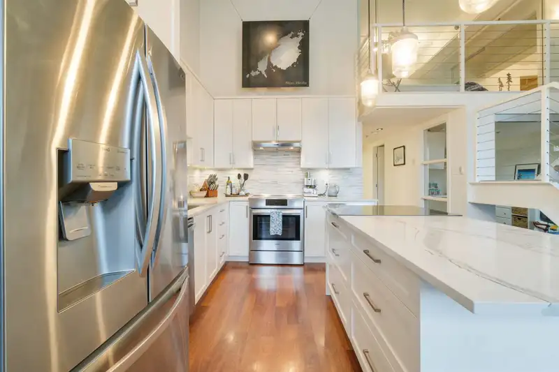 405 549 COLUMBIA STREET - photo 4 of 37
