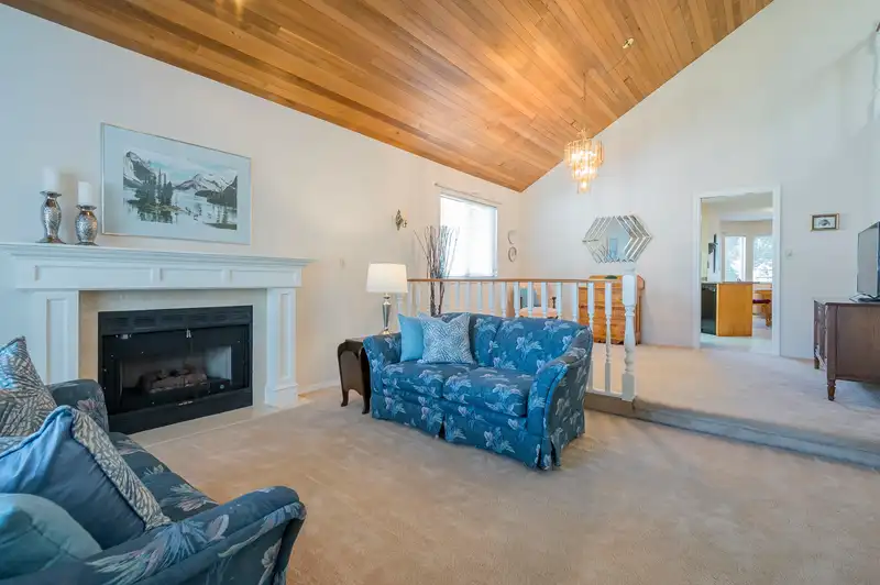 9322 157 STREET - photo 3 of 32