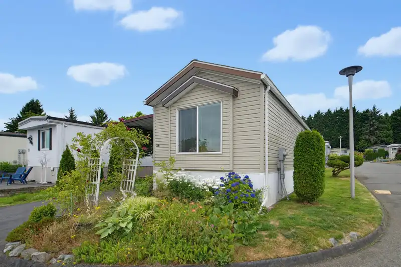 38 15875 20 AVENUE - photo 2 of 40