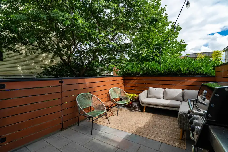 2042 TRIUMPH STREET - photo 4 of 40