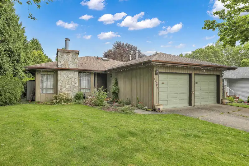 15469 19 AVENUE - photo 1 of 39