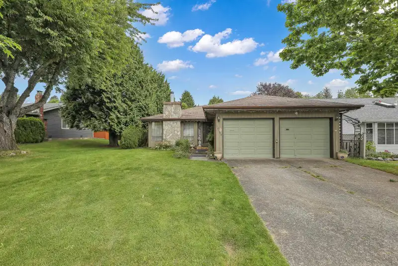 15469 19 AVENUE - photo 2 of 39