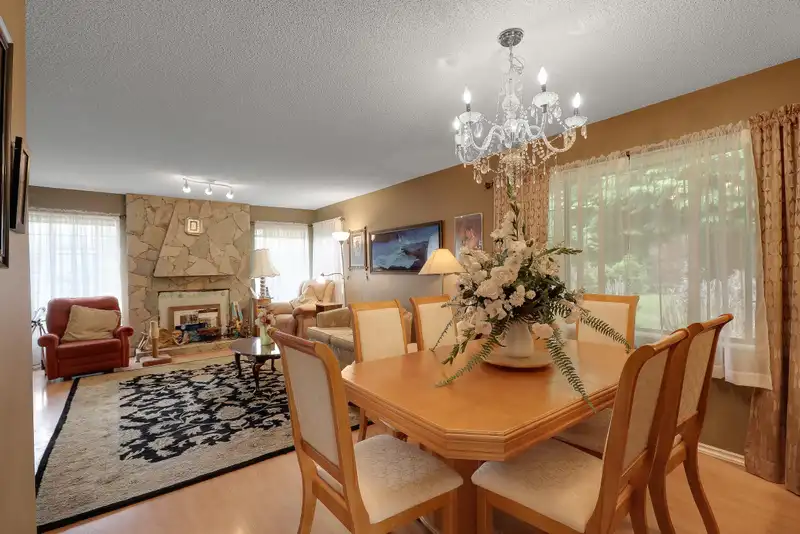15469 19 AVENUE - photo 4 of 39