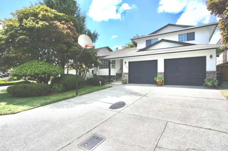 3745 SQUAMISH CRESCENT - photo 2 of 37