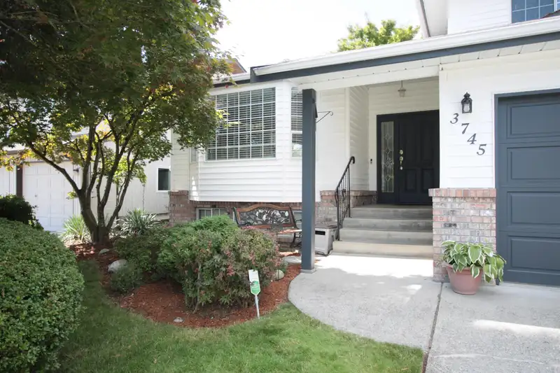 3745 SQUAMISH CRESCENT - photo 3 of 37