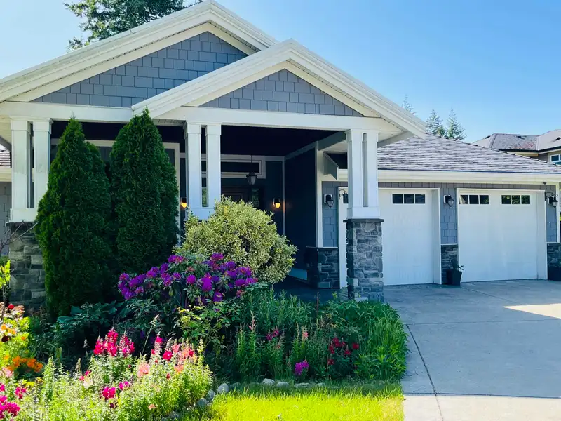 10905 78 AVENUE - photo 1 of 35