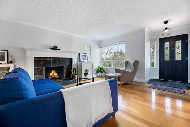 828 NICOLUM COURT - photo 2 of 25