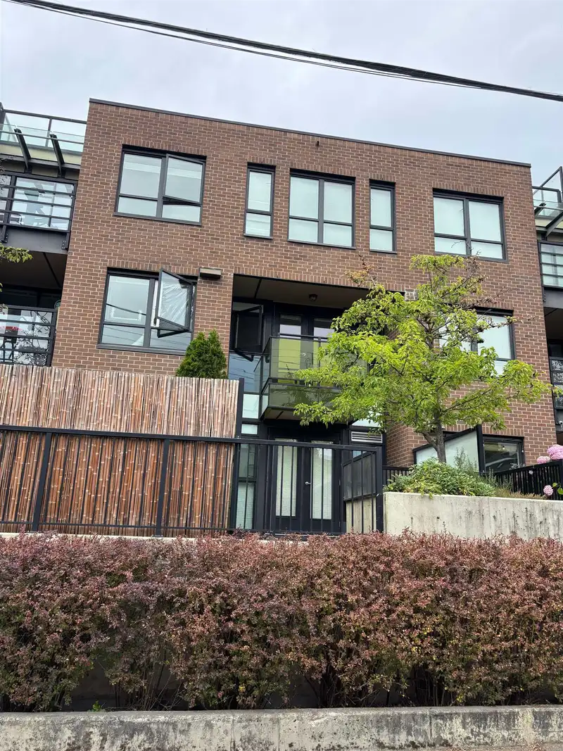 211 2150 E HASTINGS STREET - photo 2 of 17