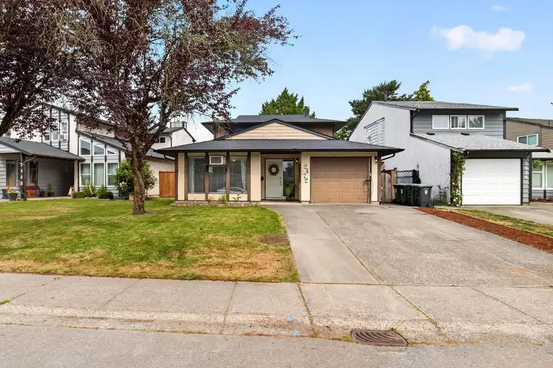 2472 WAYBURNE CRESCENT - photo 1 of 40