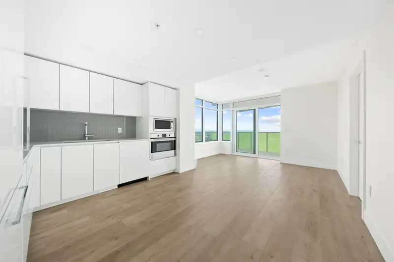 2502 10428 WHALLEY BOULEVARD - photo 4 of 37